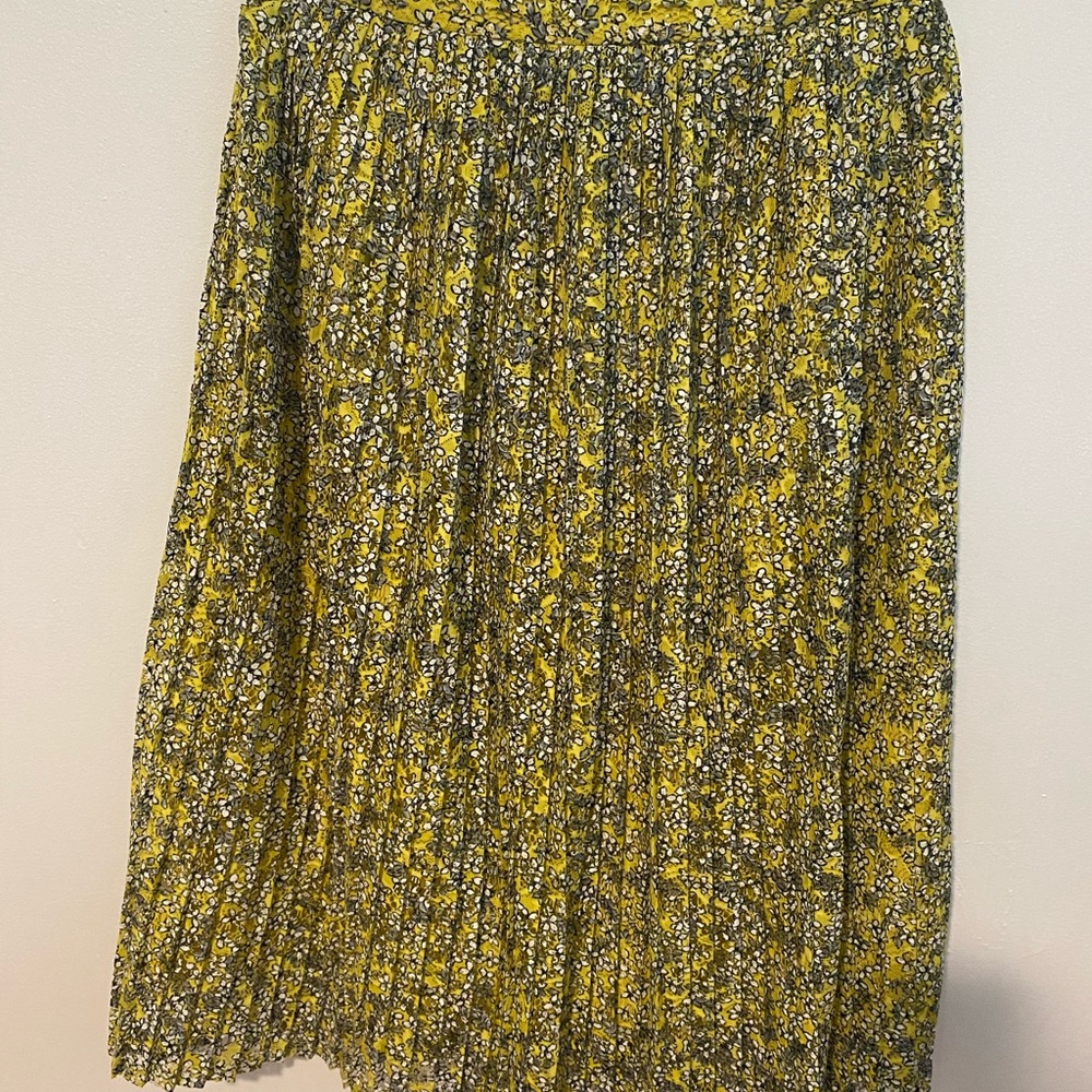 Beautiful pleated skirt! Size 8